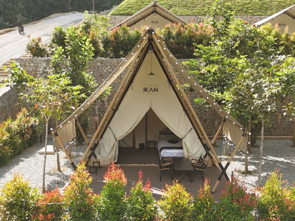 IKAN Glampsite tent surrounded by lush greenery in Janda Baik, offering a comfortable nature getaway.